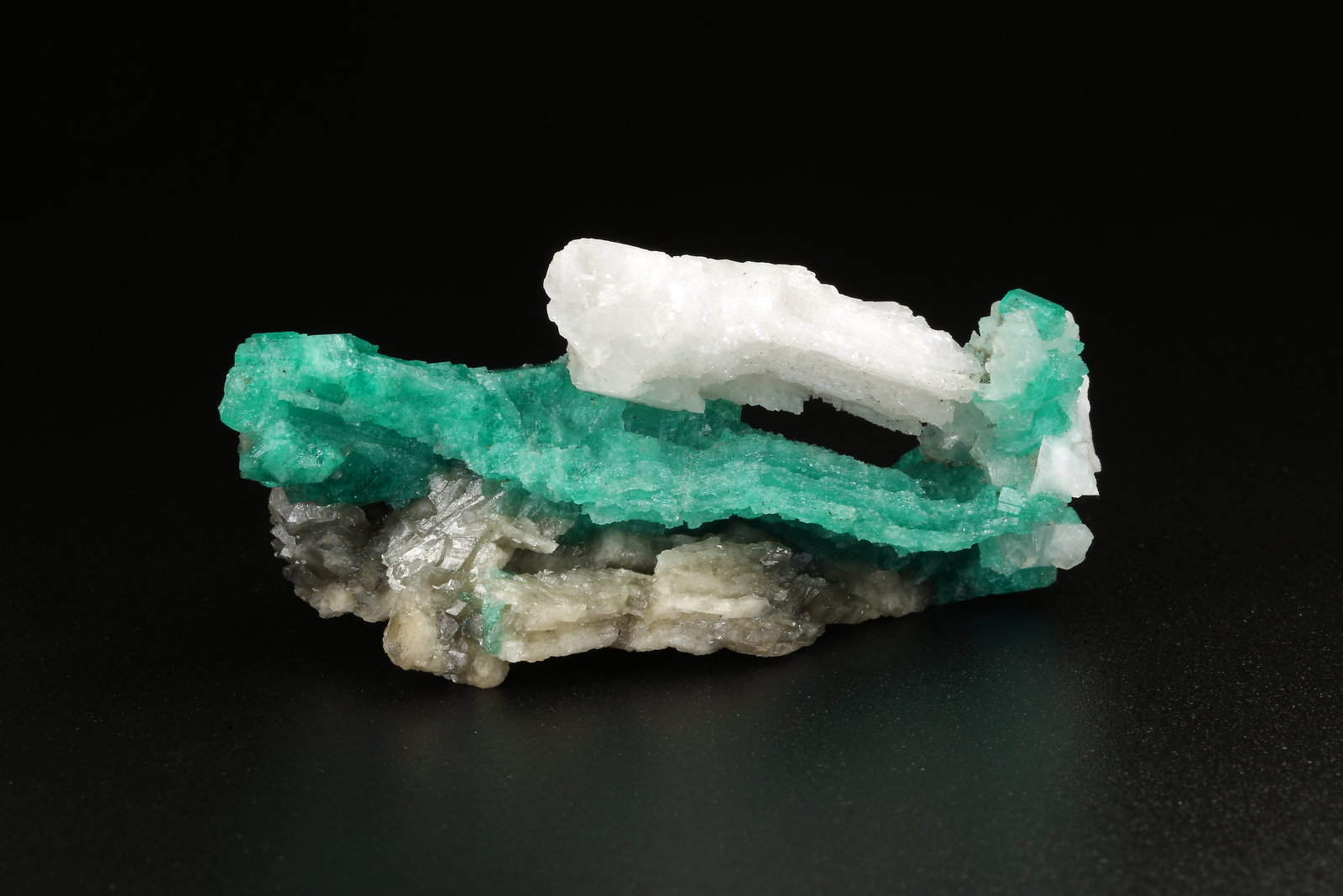 Beryl (variety emerald), Calcite
54x24x25mm
(Autor: Fiebre Verde)