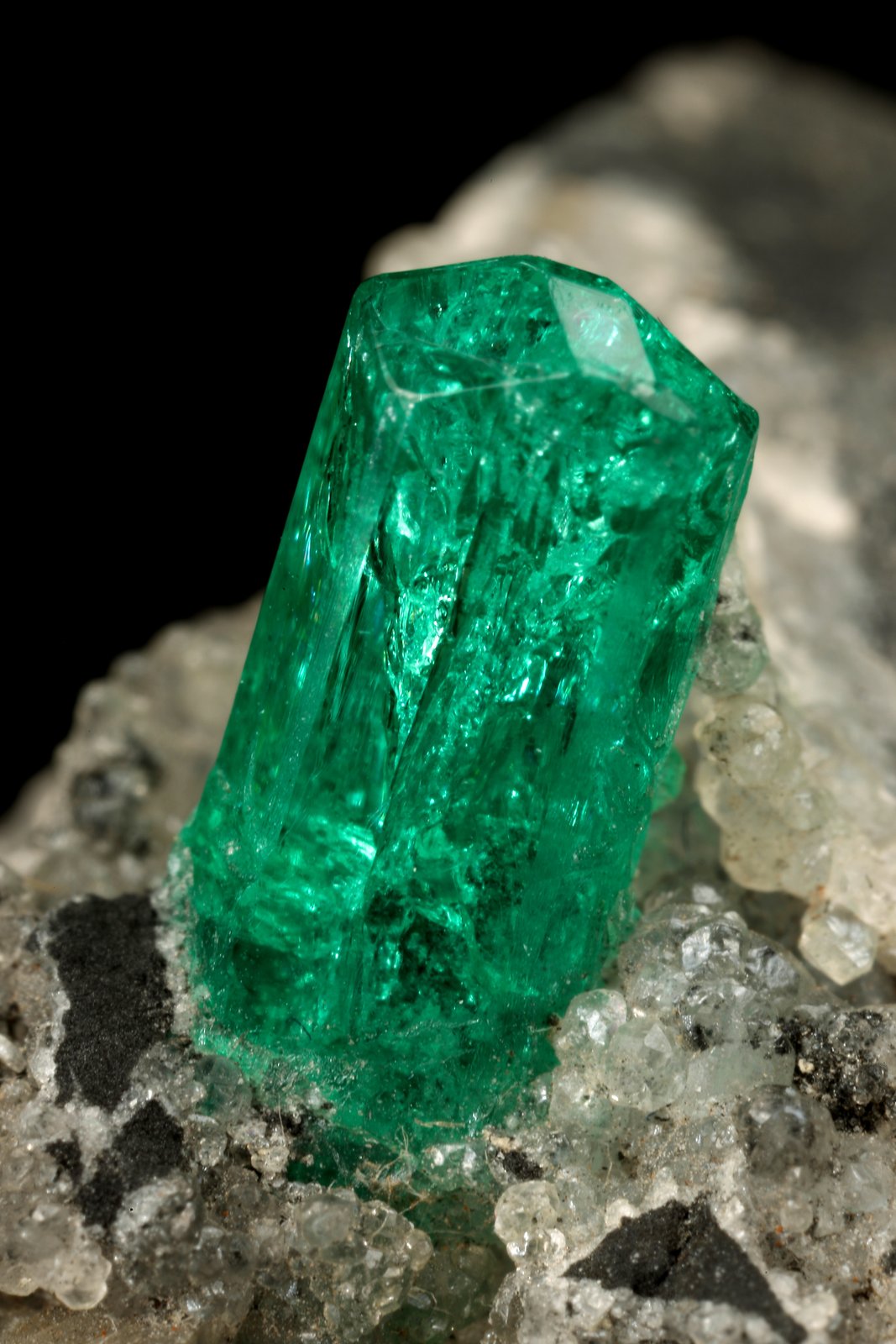 Beryl (variety emerald), Calcite
25x25x32mm, xl=8x3mm
(Autor: Fiebre Verde)