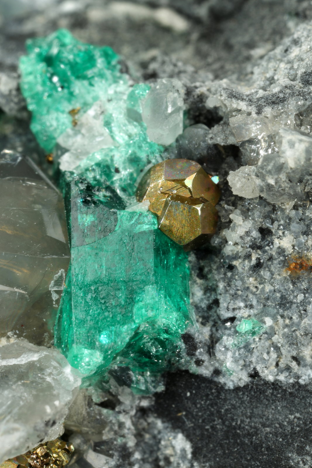 Beryl (variety emerald), Calcite, Dolomite, Pyrite
98x83x35mm, longest xl=20mm
(Autor: Fiebre Verde)