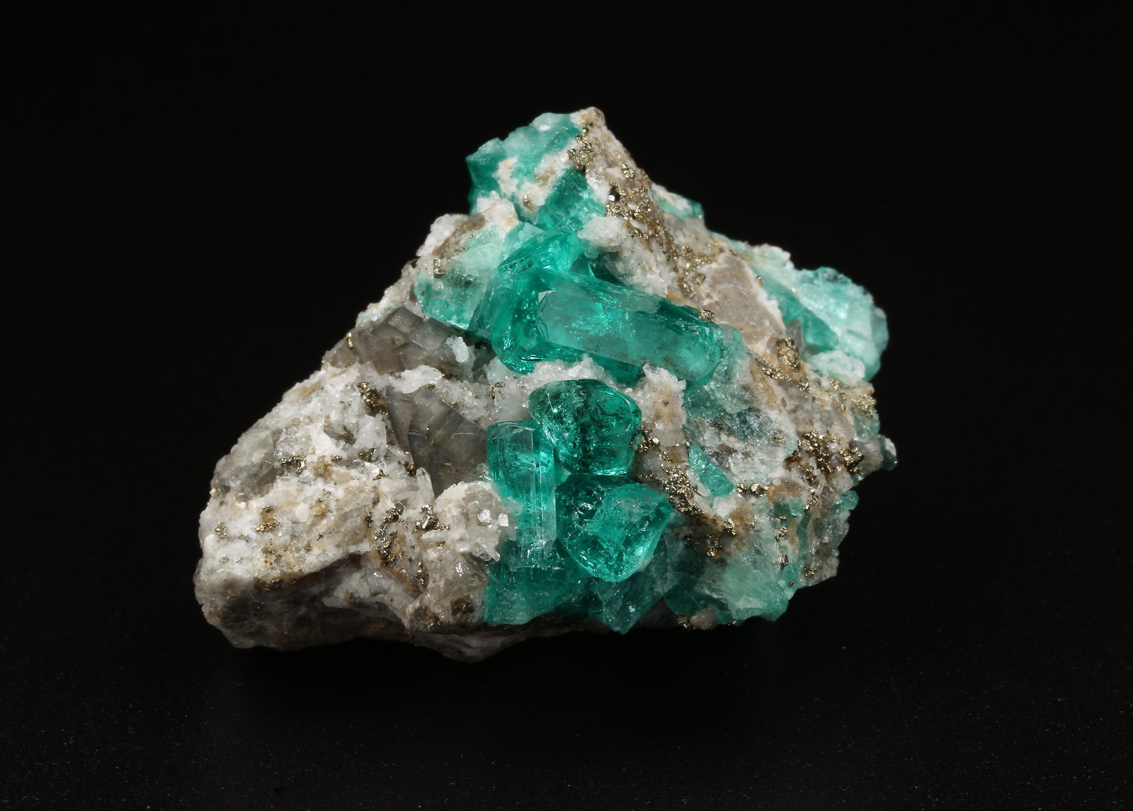 Beryl (variety emerald), Calcite, Pyrite
38x25x29mm, xls=up to 10mm
(Autor: Fiebre Verde)
