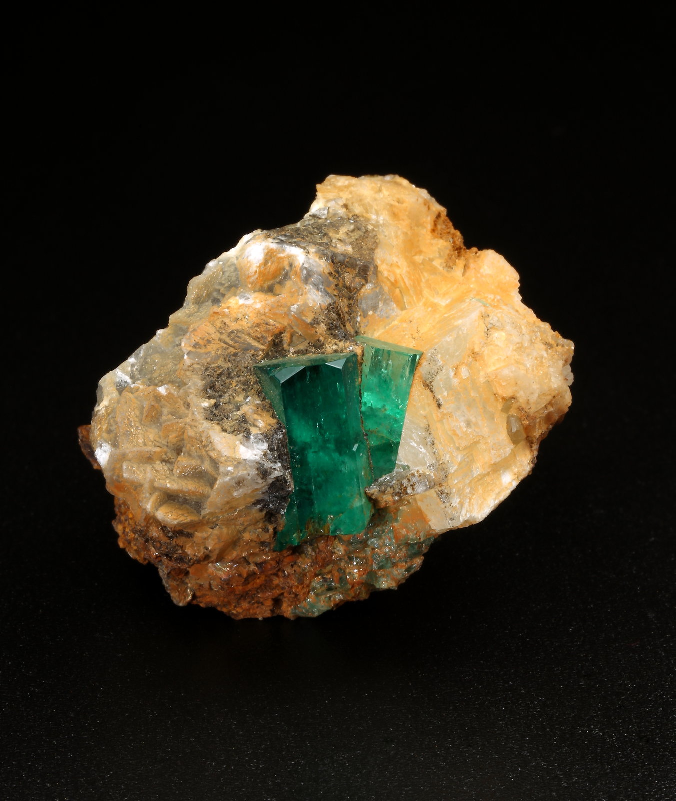 Beryl (variety emerald), Calcite
31x27x28mm, xls=11 & 8mm
(Autor: Fiebre Verde)