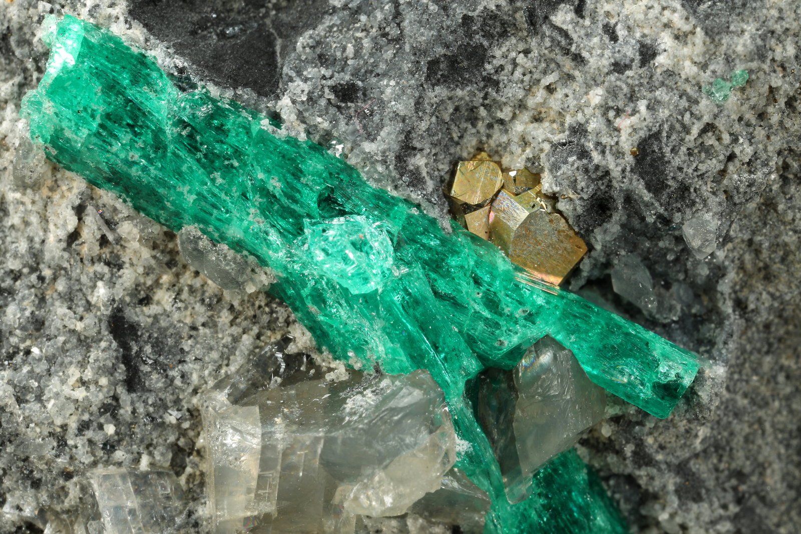 Beryl (variety emerald), Calcite, Dolomite, Pyrite
98x83x35mm, longest xl=20mm
(Autor: Fiebre Verde)