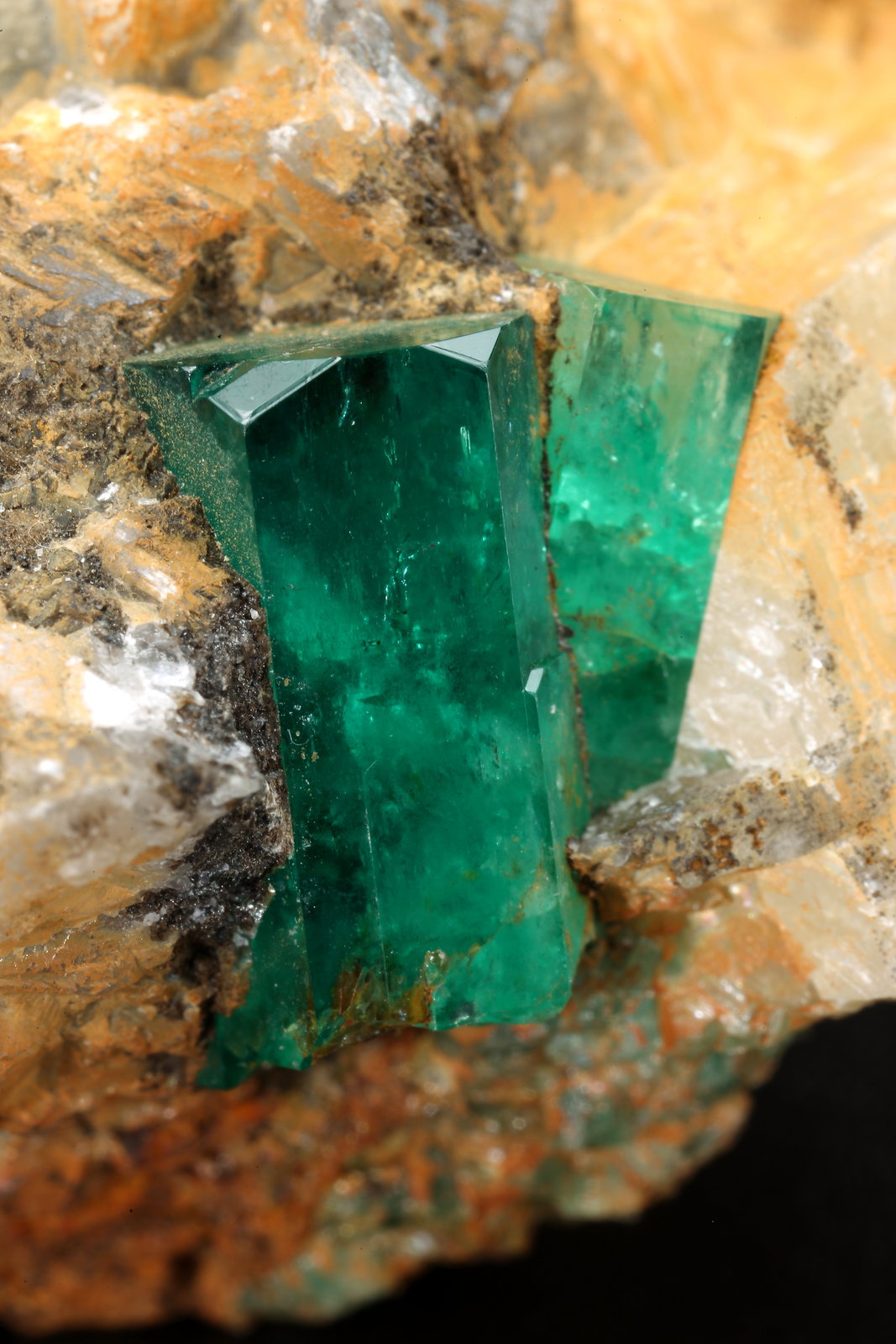Beryl (variety emerald), Calcite
31x27x28mm, xls=11 & 8mm
(Autor: Fiebre Verde)