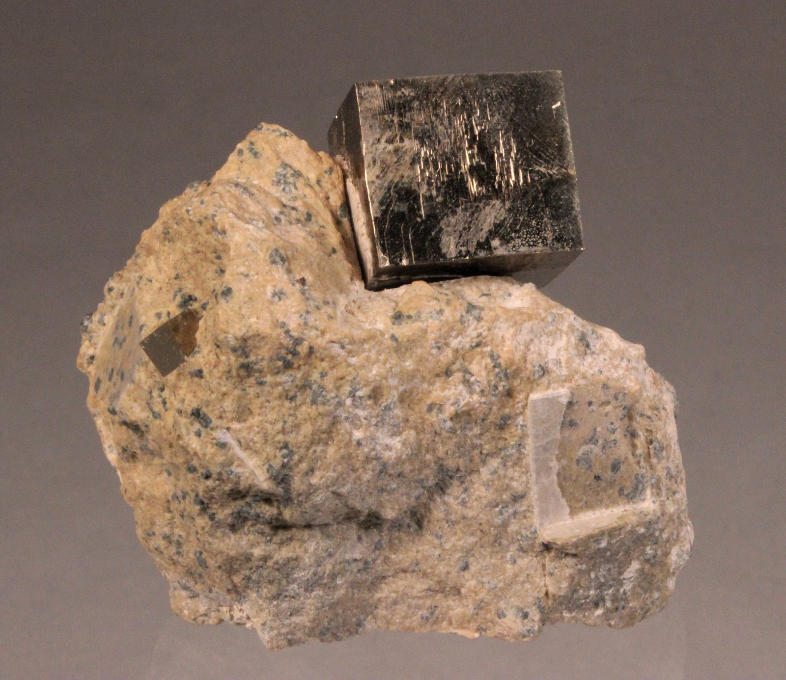 Pyrite
67mm x 48mm x 56mm
(Autor: Don Lum)