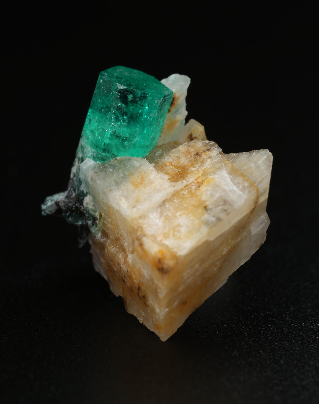 Beryl (variety emerald), Calcite
16x16x12mm, xl=12mm
(Autor: Fiebre Verde)