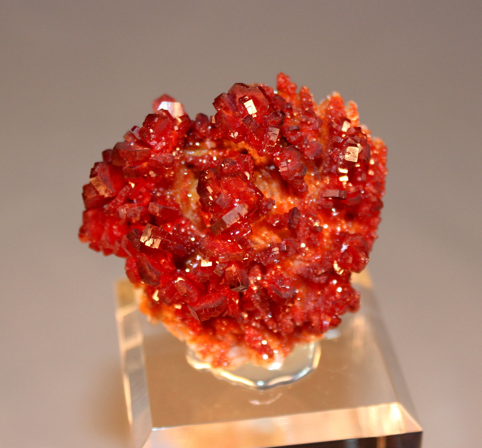 Vanadinite, Barite
58mm x 54mm x 38mm
(Autor: Don Lum)