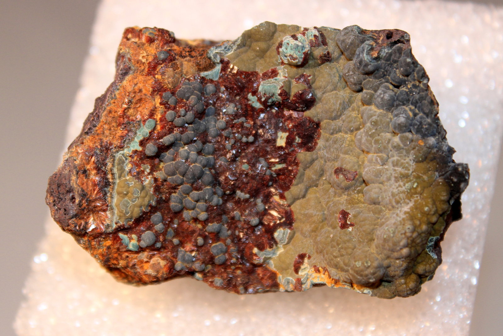 Kidwellite, Beraunite
51mm x 40mm  x 28mm
(Autor: Don Lum)