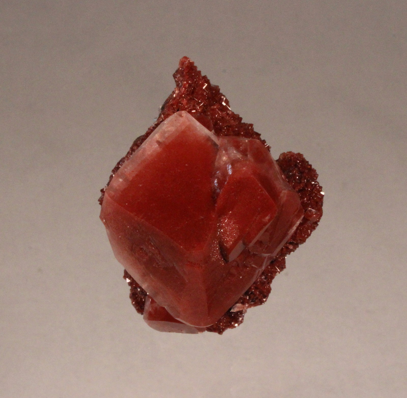 Calcite, Hematite
49mm x 41mm  x  35mm
(Autor: Don Lum)