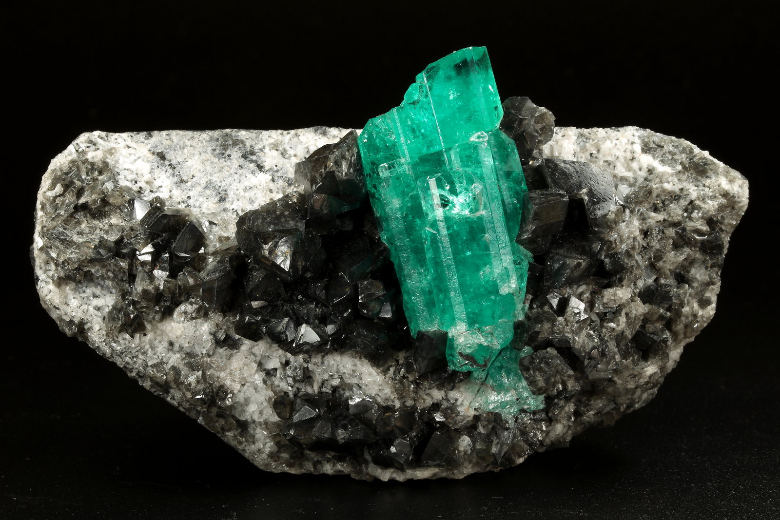 Beryl (variety emerald), Albite (variety cleavelandite), Dolomite
80x39x33mm, aggregate=35x16mm
(Autor: Fiebre Verde)
