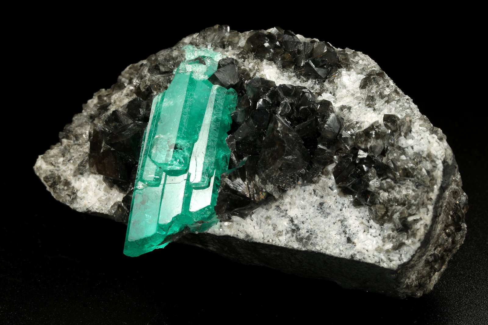 Beryl (variety emerald), Albite (variety cleavelandite), Dolomite
80x39x33mm, aggregate=35x16mm
(Autor: Fiebre Verde)