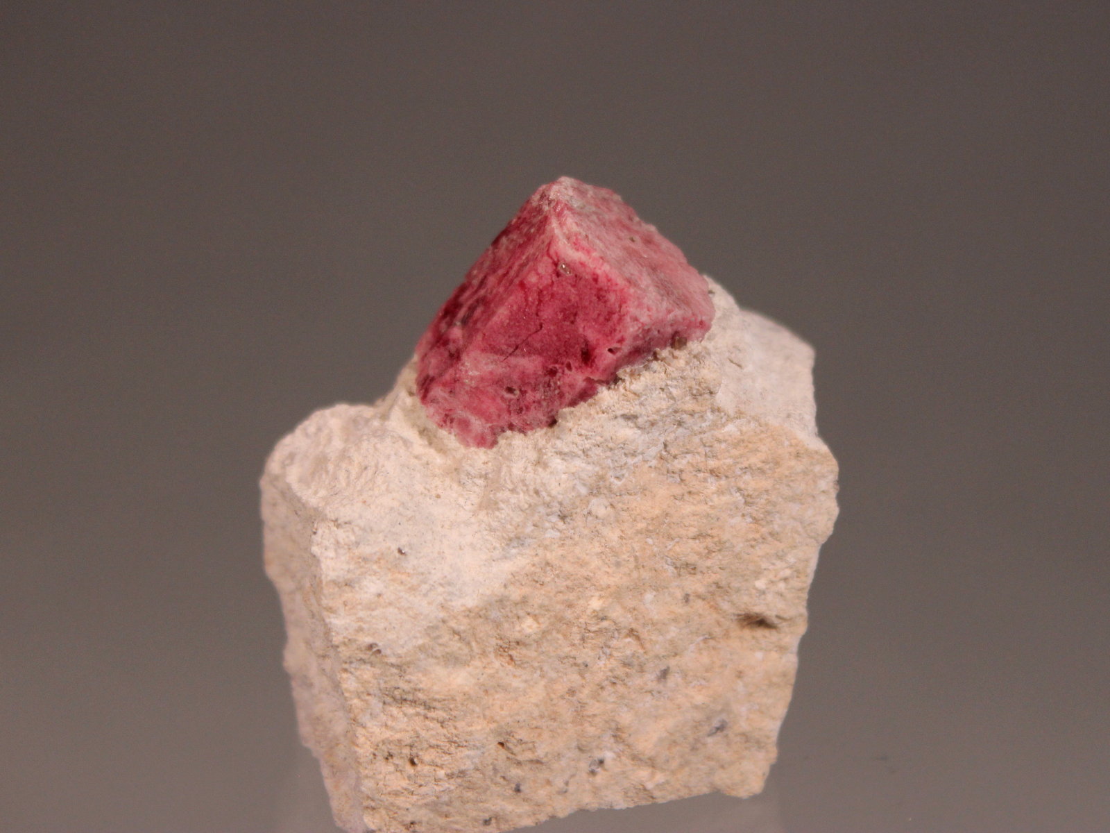 Beryl (variety red beryl)
57mm x 53mm x 37mm
(Autor: Don Lum)