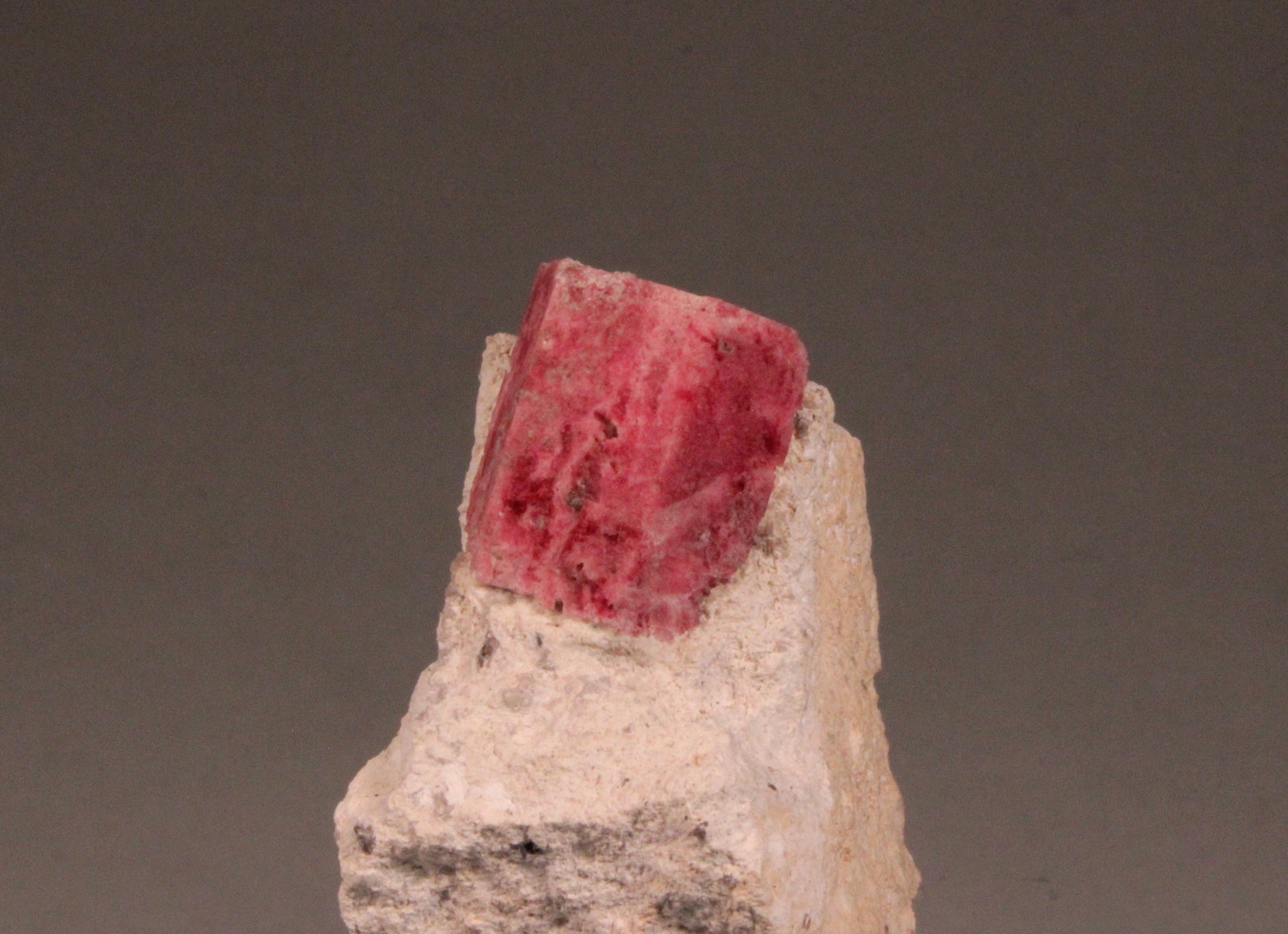 Beryl (variety red beryl)
57mm x 53mm x 37mm
(Autor: Don Lum)