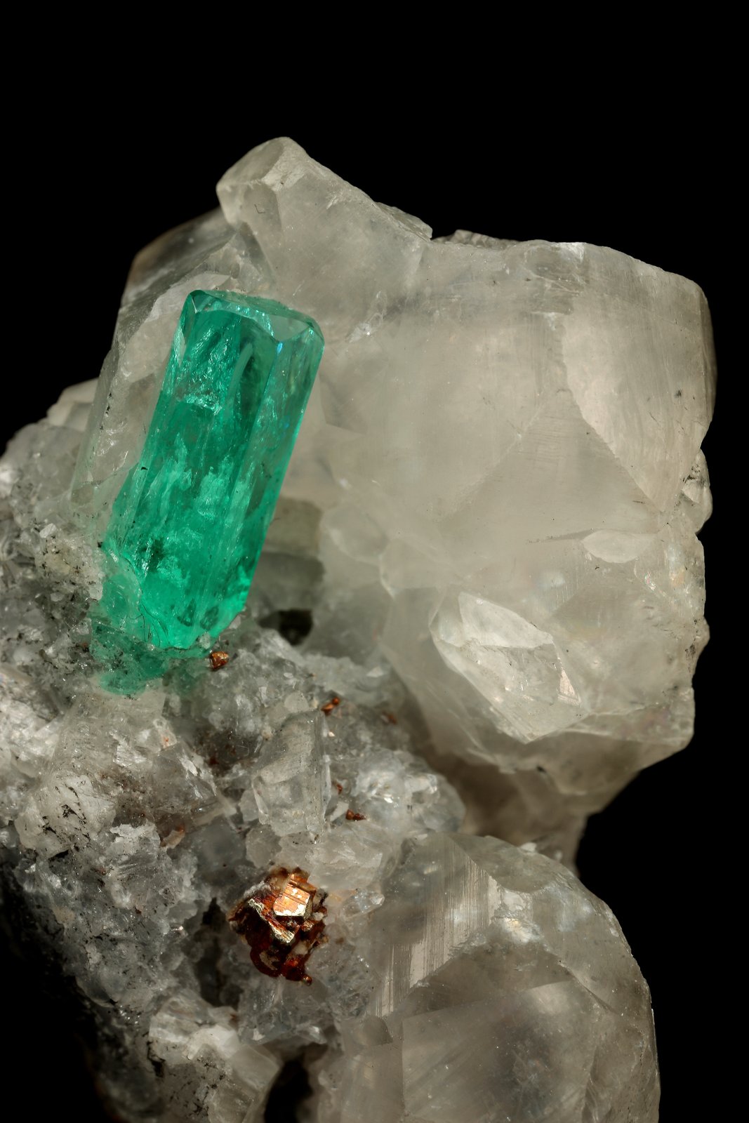 Beryl (variety emerald), Calcite, Pyrite
26x17x30mm, xl=9x2mm
(Autor: Fiebre Verde)