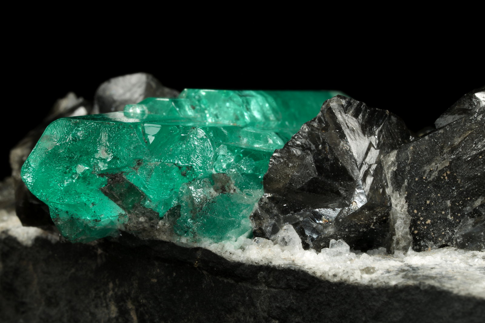 Beryl (variety emerald), Albite (variety cleavelandite), Dolomite
80x39x33mm, aggregate=35x16mm
(Autor: Fiebre Verde)