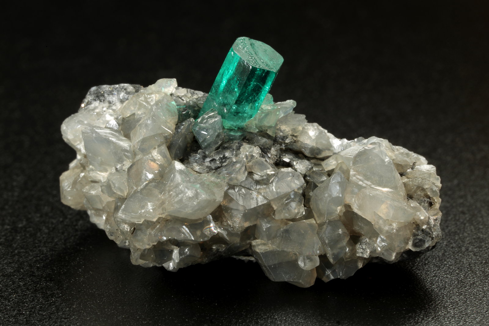 Beryl (variety emerald), Dolomite
34x18x24mm, xl=7x5mm
(Autor: Fiebre Verde)