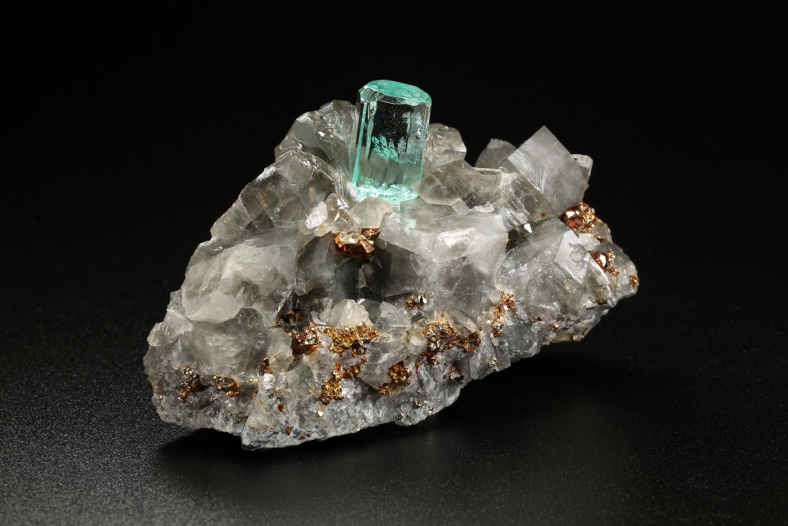 Beryl (variety emerald), Calcite, Pyrite
56x31x24mm, xl=12mm
(Autor: Fiebre Verde)