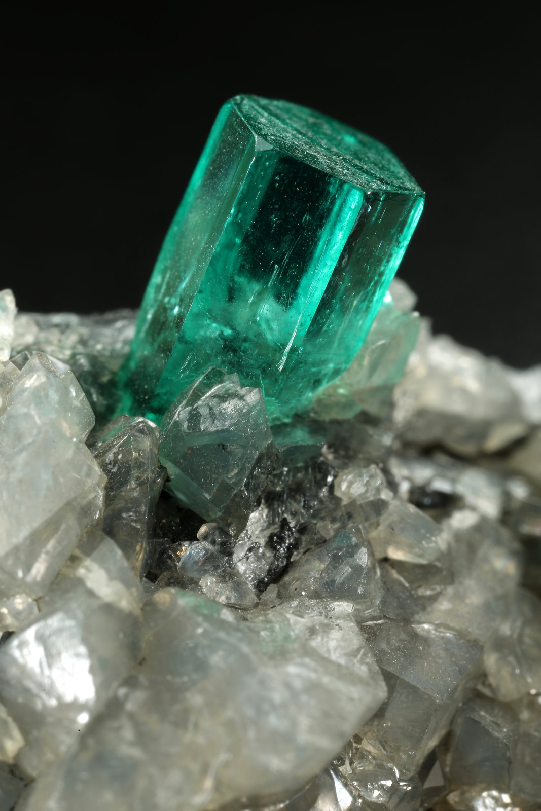 Beryl (variety emerald), Dolomite
34x18x24mm, xl=7x5mm
(Autor: Fiebre Verde)