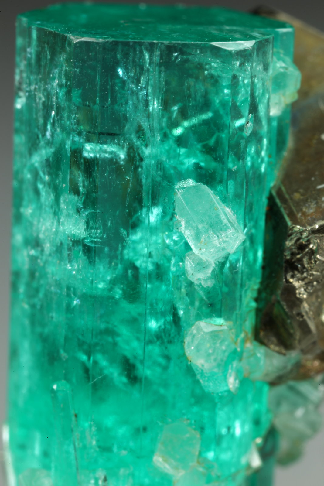 Beryl (variety emerald), Pyrite
xl=19x7.5mm
(Autor: Fiebre Verde)