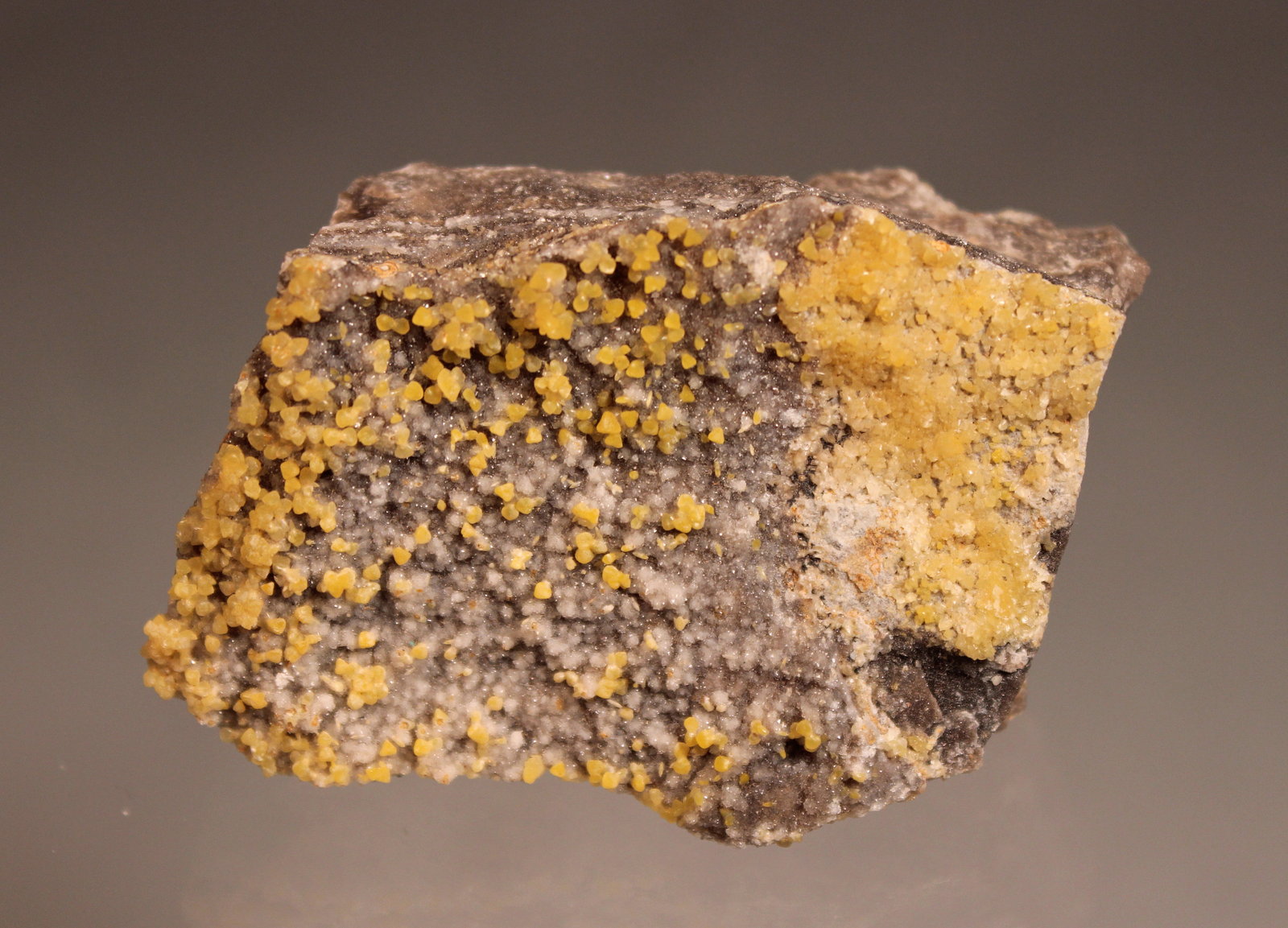 Smithsonite, Quartz
64mm x 44mm x 29mm
(Autor: Don Lum)