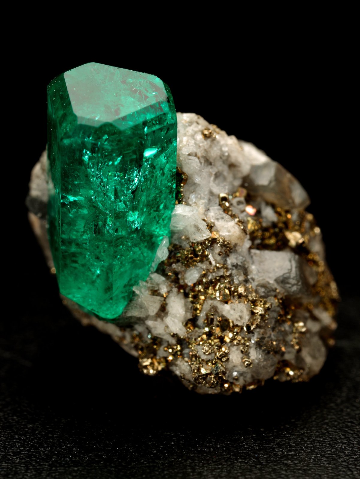 Beryl (variety emerald), Calcite, Pyrite
xl=12x6mm
(Autor: Fiebre Verde)