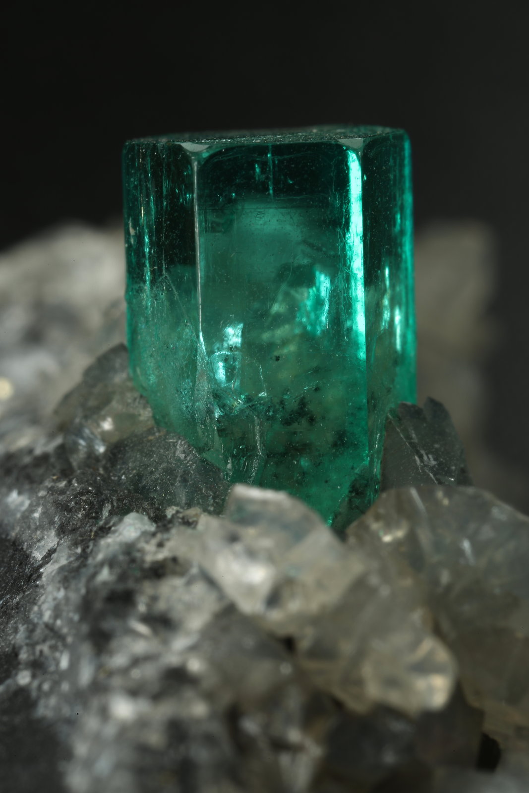 Beryl (variety emerald), Dolomite
34x18x24mm, xl=7x5mm
(Autor: Fiebre Verde)