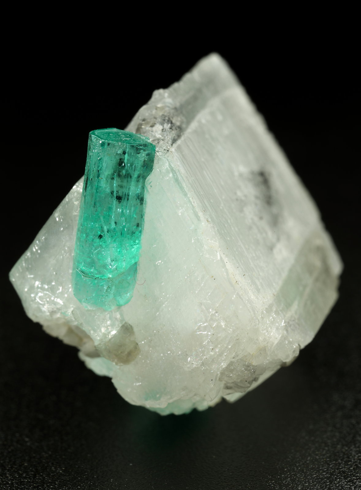 Beryl (variety emerald), Calcite, Dolomite
25x23x21mm, main xl=12mm
(Autor: Fiebre Verde)