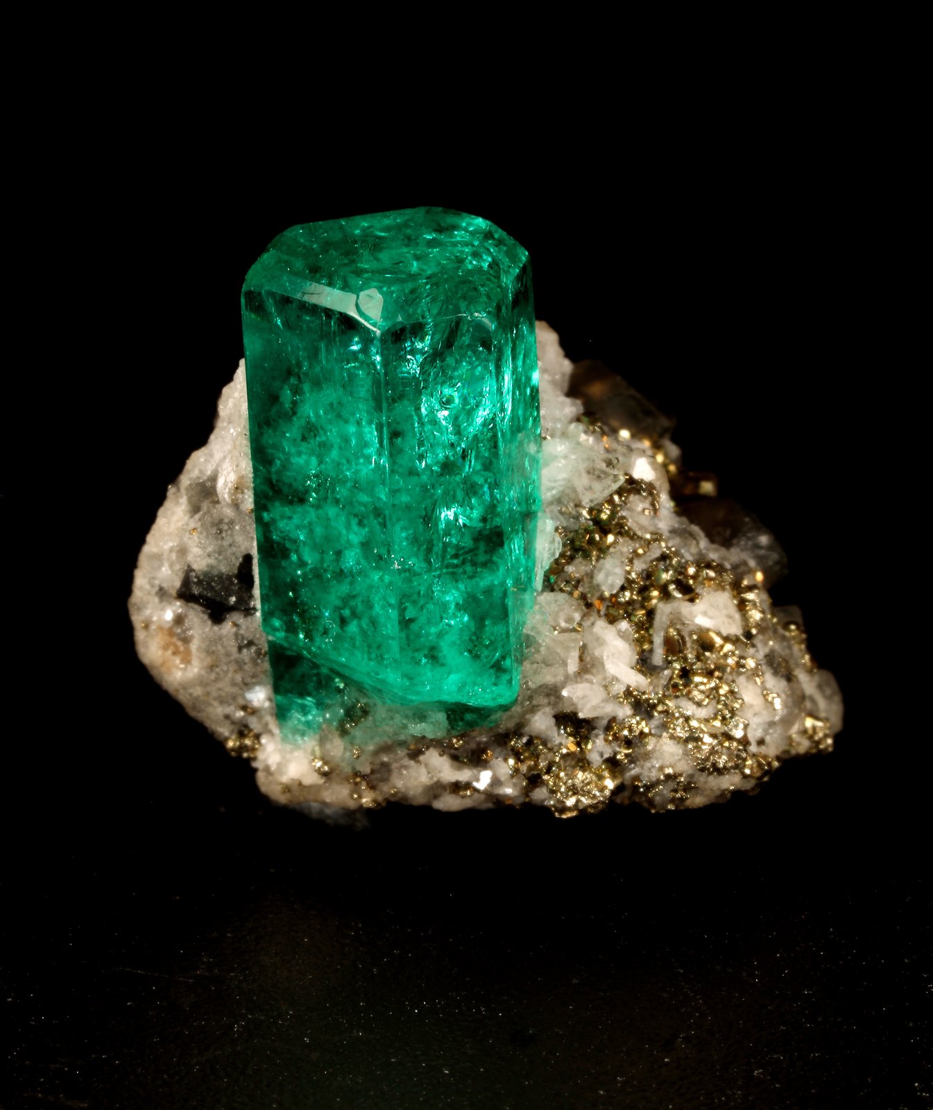 Beryl (variety emerald), Calcite, Pyrite
xl=12x6mm
(Autor: Fiebre Verde)