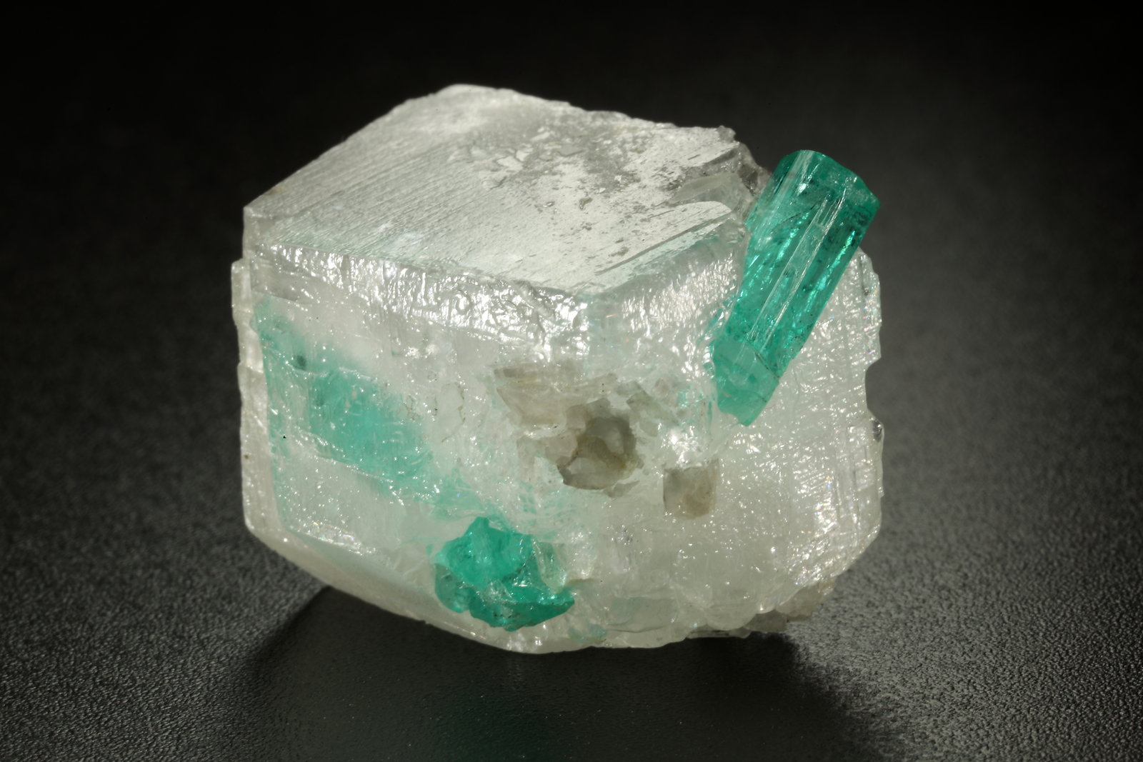 Beryl (variety emerald), Calcite, Dolomite
25x23x21mm, main xl=12mm
(Autor: Fiebre Verde)