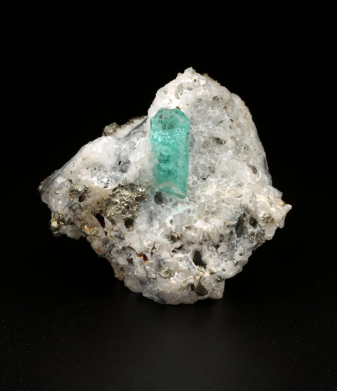 Beryl (variety emerald), Calcite, Pyrite
30x28x17mm, xl=10mm
(Autor: Fiebre Verde)