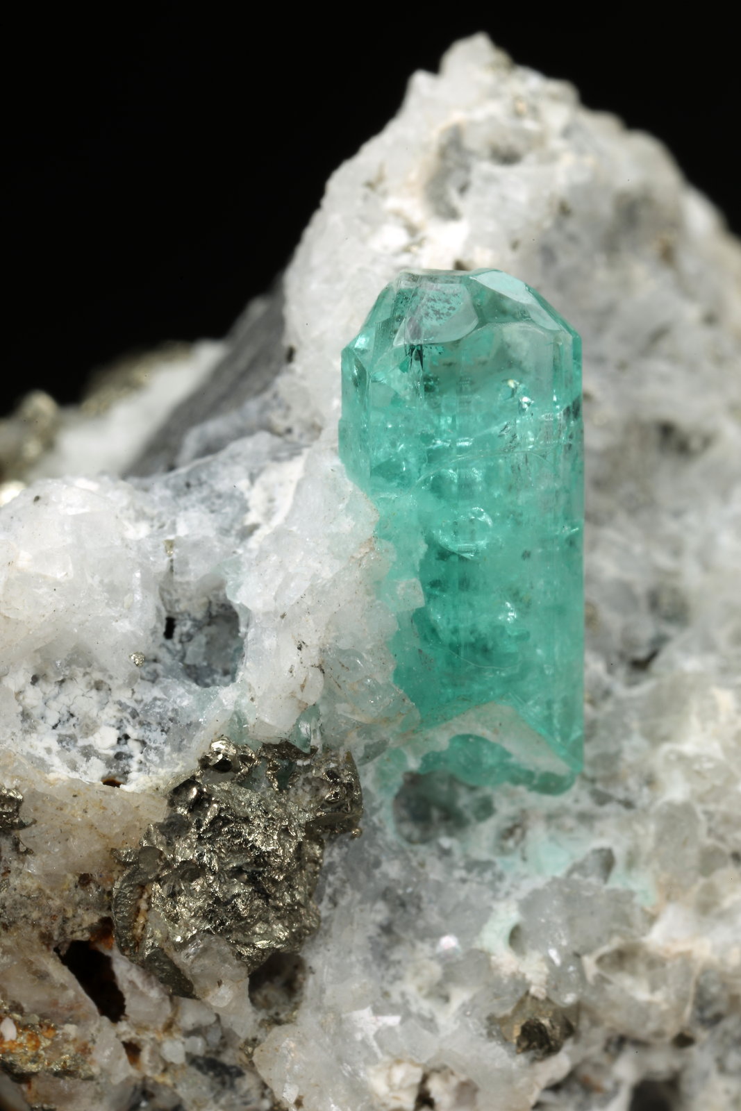 Beryl (variety emerald), Calcite, Pyrite
30x28x17mm, xl=10mm
(Autor: Fiebre Verde)
