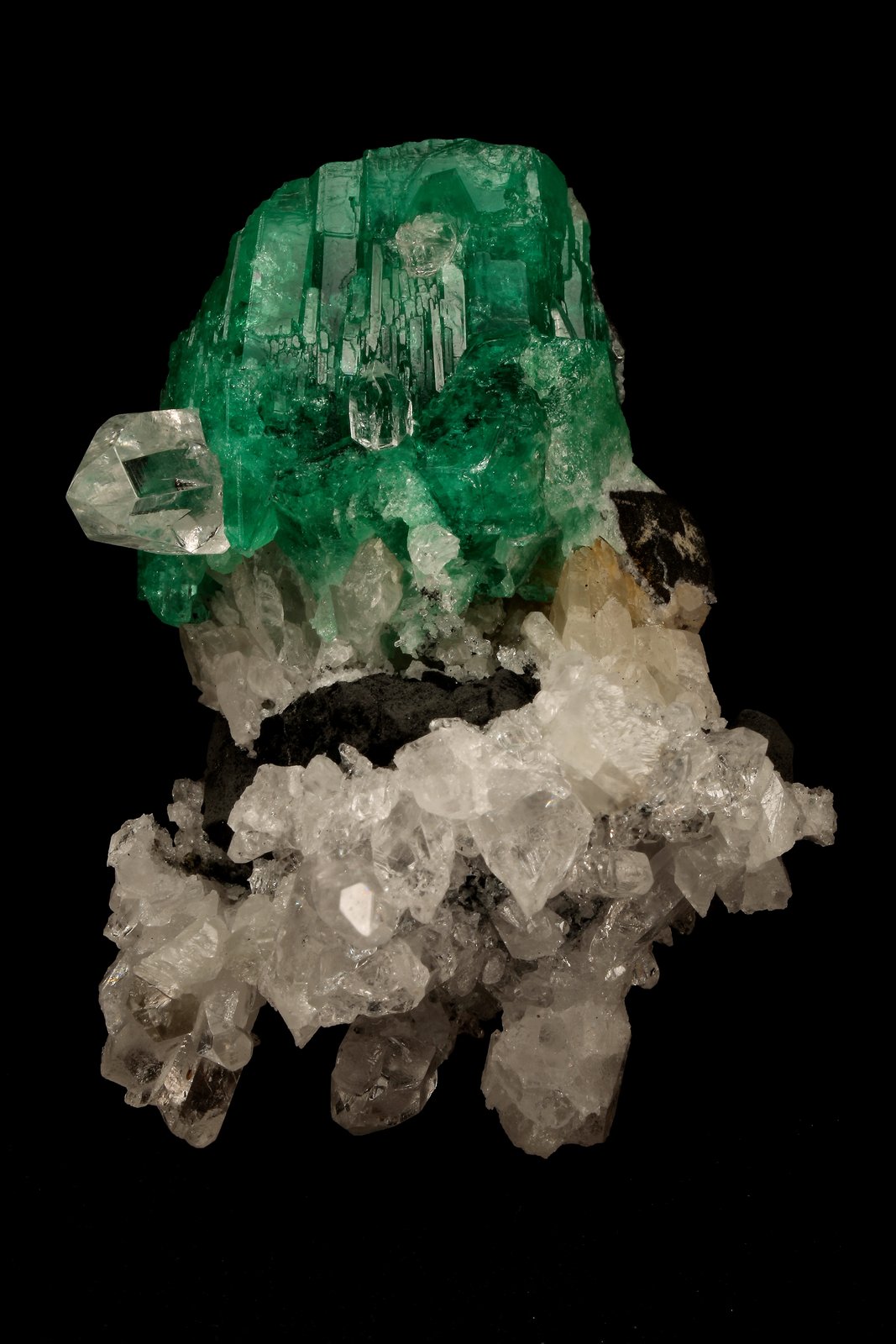 Beryl (variety emerald), Calcite, Quartz
53x39mm, xl=25x23mm
(Autor: Fiebre Verde)