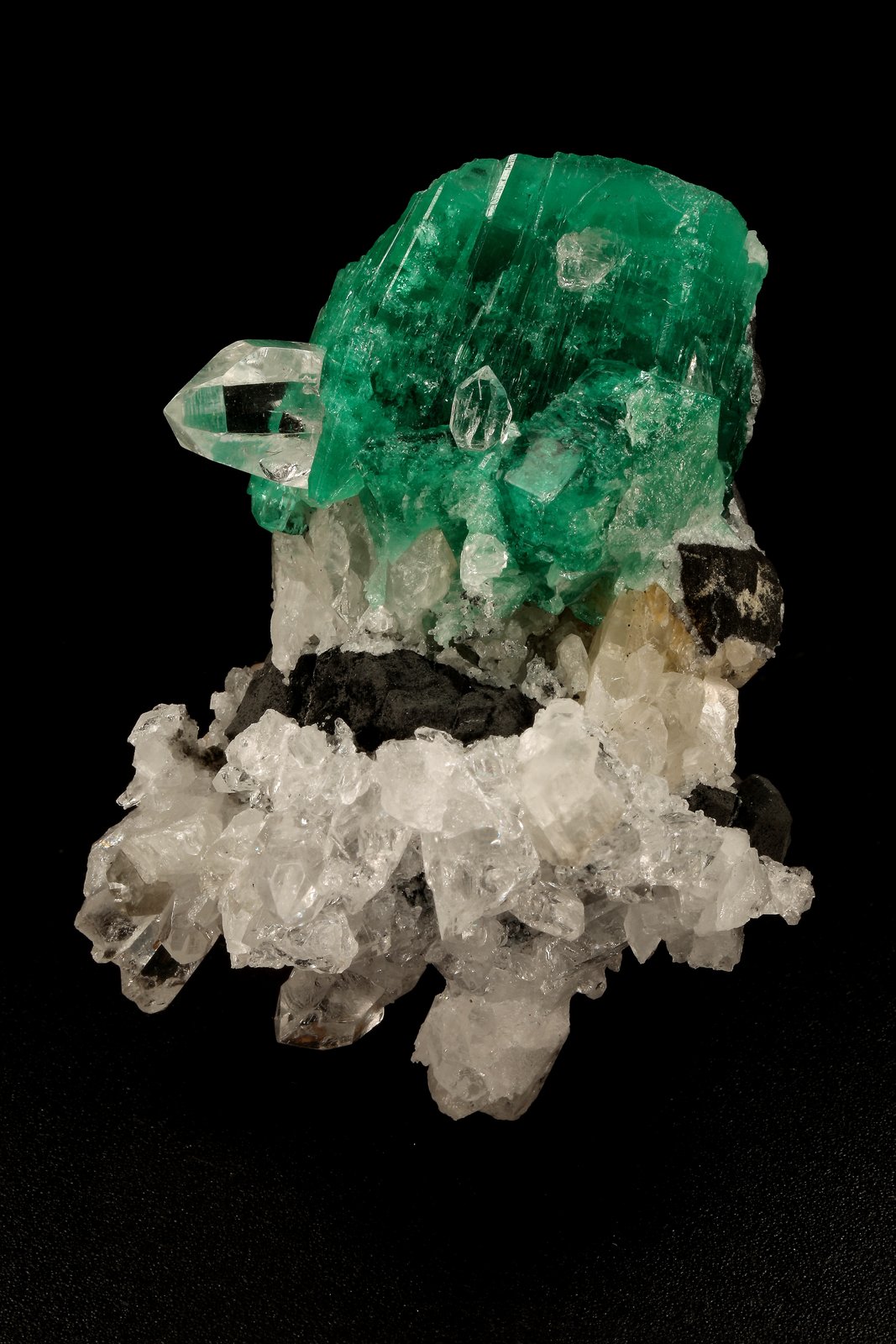 Beryl (variety emerald), Calcite, Quartz
53x39mm, xl=25x23mm
(Autor: Fiebre Verde)