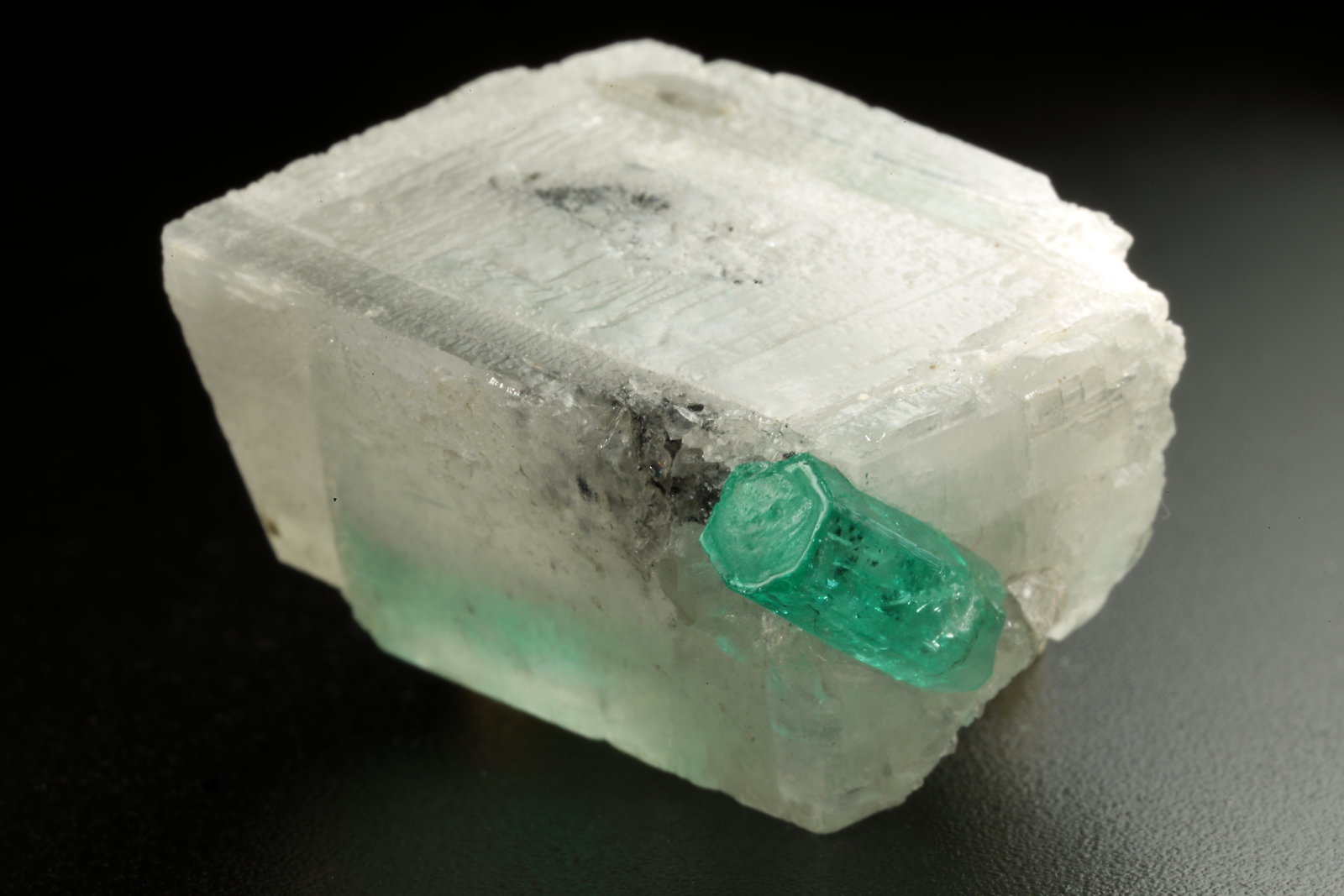 Beryl (variety emerald), Calcite, Dolomite
25x23x21mm, main xl=12mm
(Autor: Fiebre Verde)