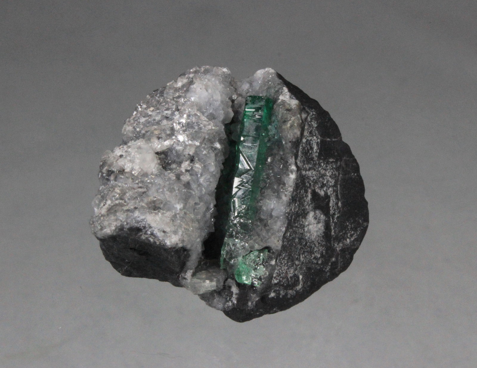 Beryl (variety emerald), Calcite
50mm x 42mm x 37mm
(Autor: Don Lum)