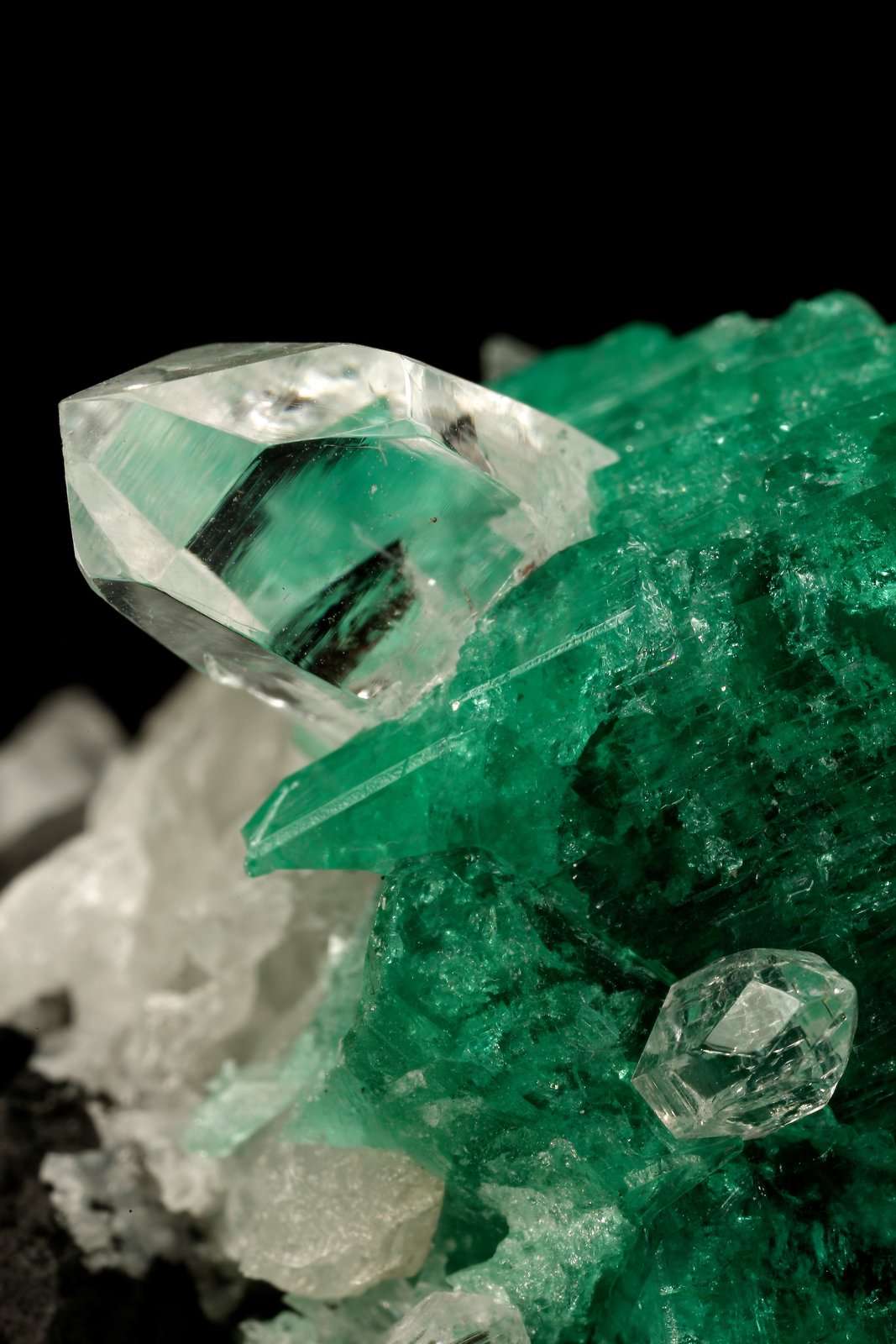 Beryl (variety emerald), Calcite, Quartz
53x39mm, xl=25x23mm
(Autor: Fiebre Verde)