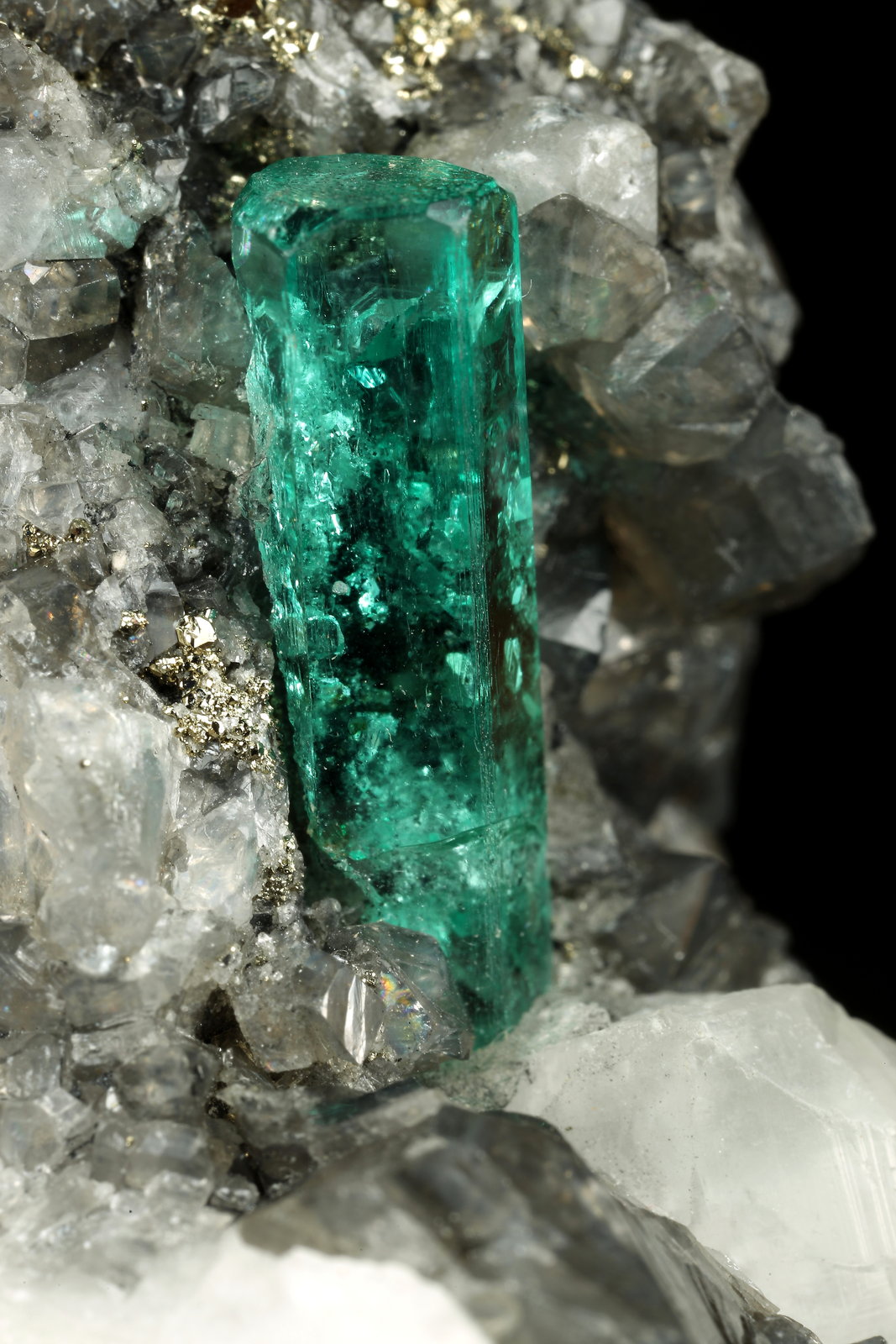 Beryl (variety emerald), Calcite, Dolomite, Pyrite
31x56x28mm, xl=19x6mm
(Autor: Fiebre Verde)