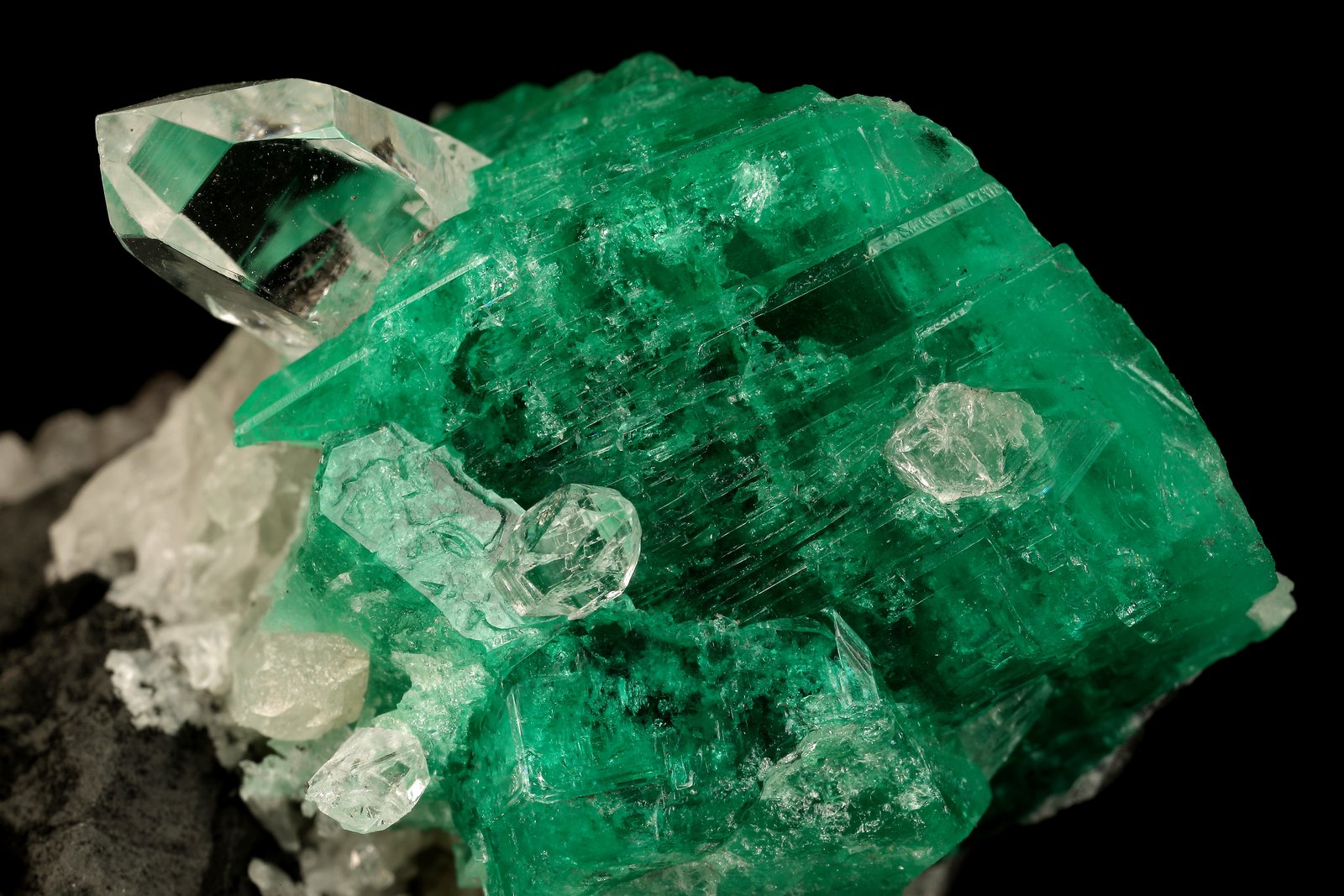 Beryl (variety emerald), Calcite, Quartz
53x39mm, xl=25x23mm
(Autor: Fiebre Verde)
