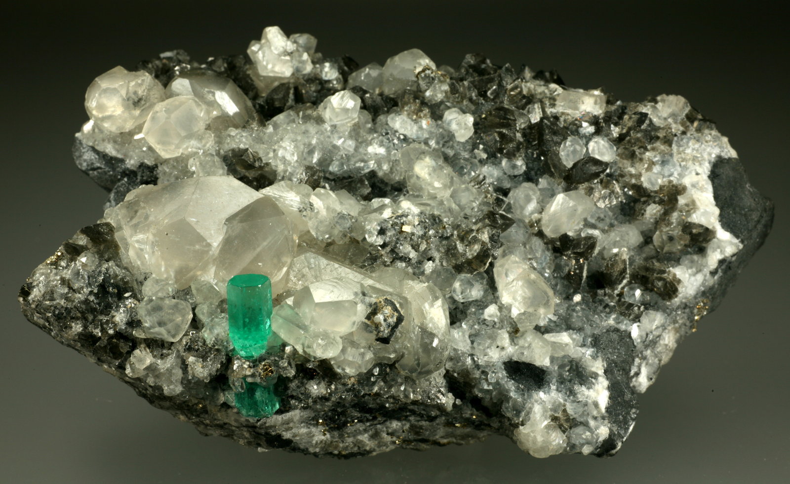 Beryl (variety emerald), Calcite, Pyrite
100x60x40mm
(Autor: Fiebre Verde)