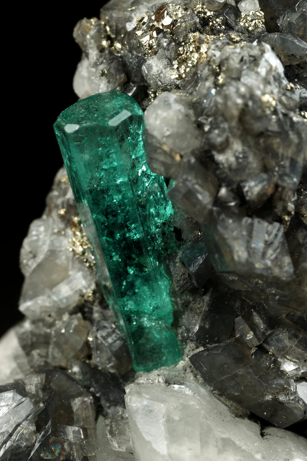 Beryl (variety emerald), Calcite, Dolomite, Pyrite
31x56x28mm, xl=19x6mm
(Autor: Fiebre Verde)