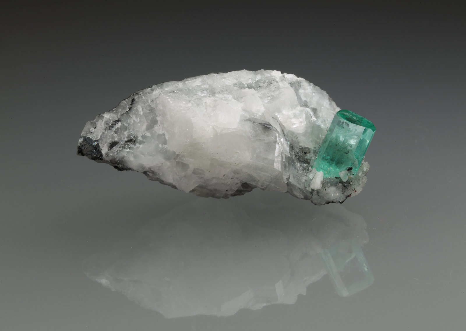Beryl (variety emerald), Calcite
42x20x18mm, xl=9mm
(Autor: Fiebre Verde)