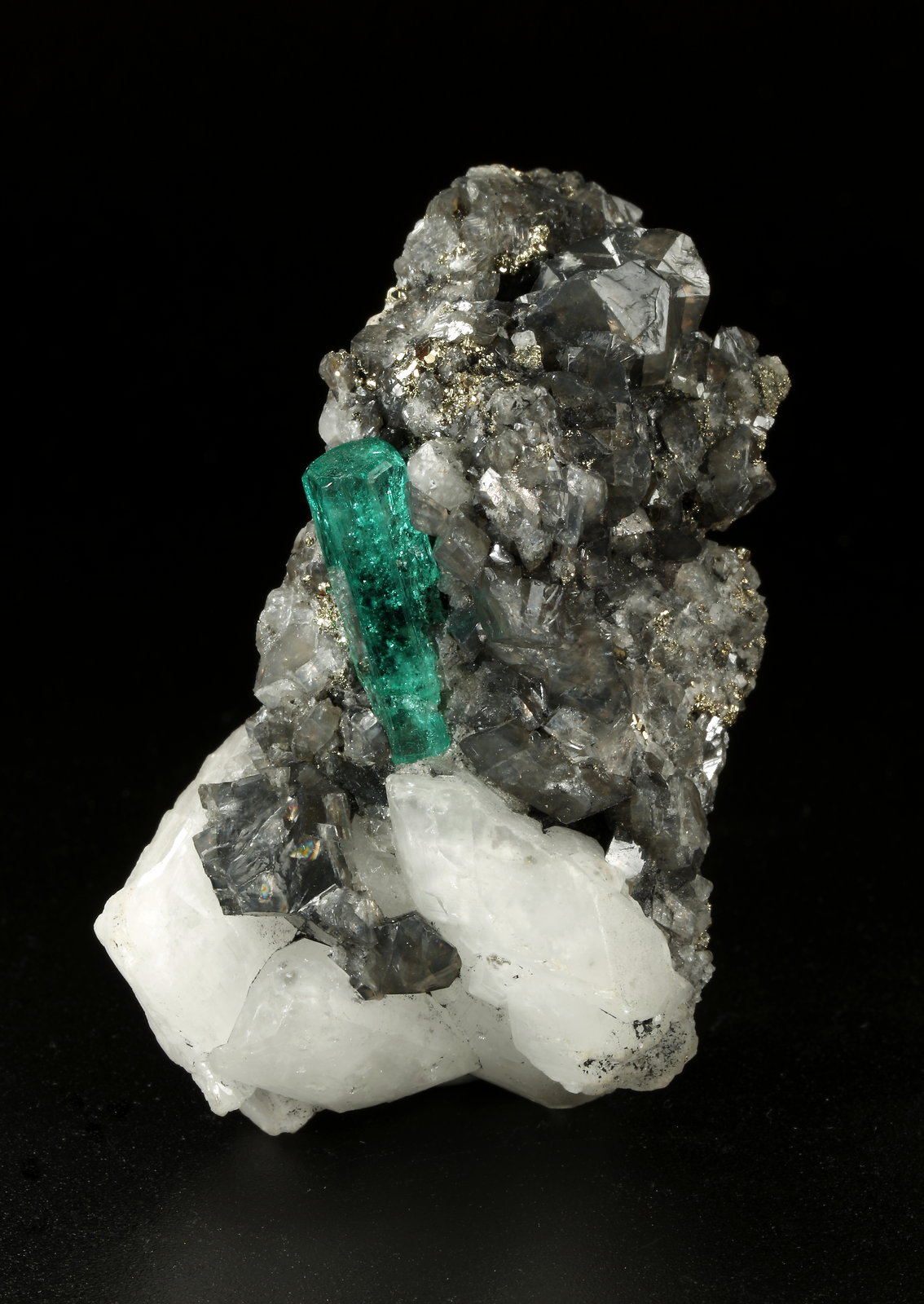 Beryl (variety emerald), Calcite, Dolomite, Pyrite
31x56x28mm, xl=19x6mm
(Autor: Fiebre Verde)