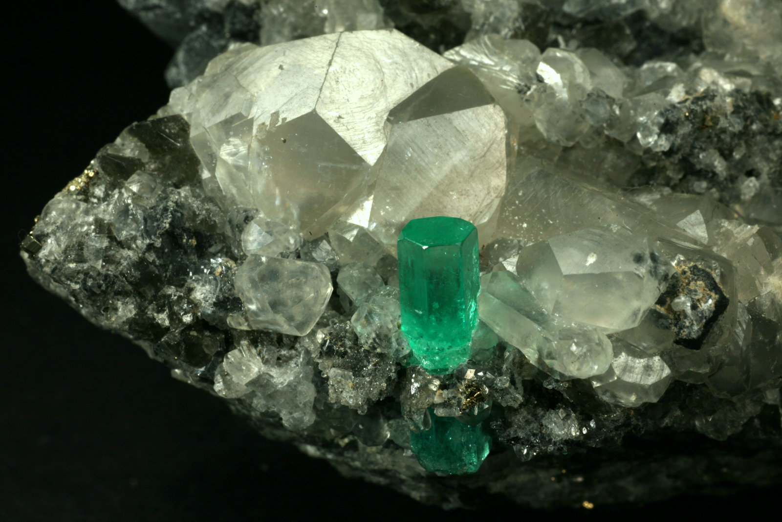 Beryl (variety emerald), Calcite, Pyrite
100x60x40mm
(Autor: Fiebre Verde)