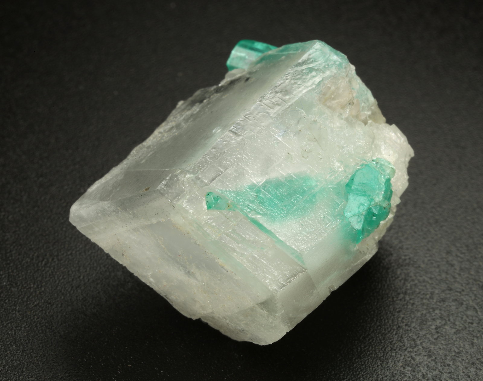 Beryl (variety emerald), Calcite, Dolomite
25x23x21mm, main xl=12mm
(Autor: Fiebre Verde)