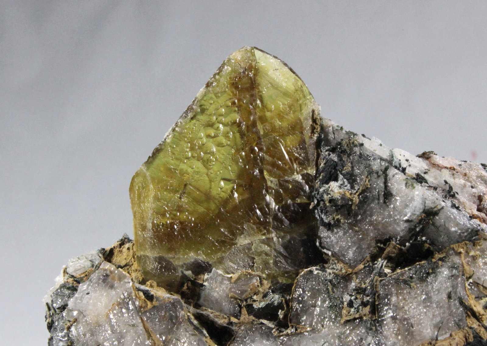 Titanite, Riebeckite
97mm x 60mm x 62mm
(Autor: Don Lum)