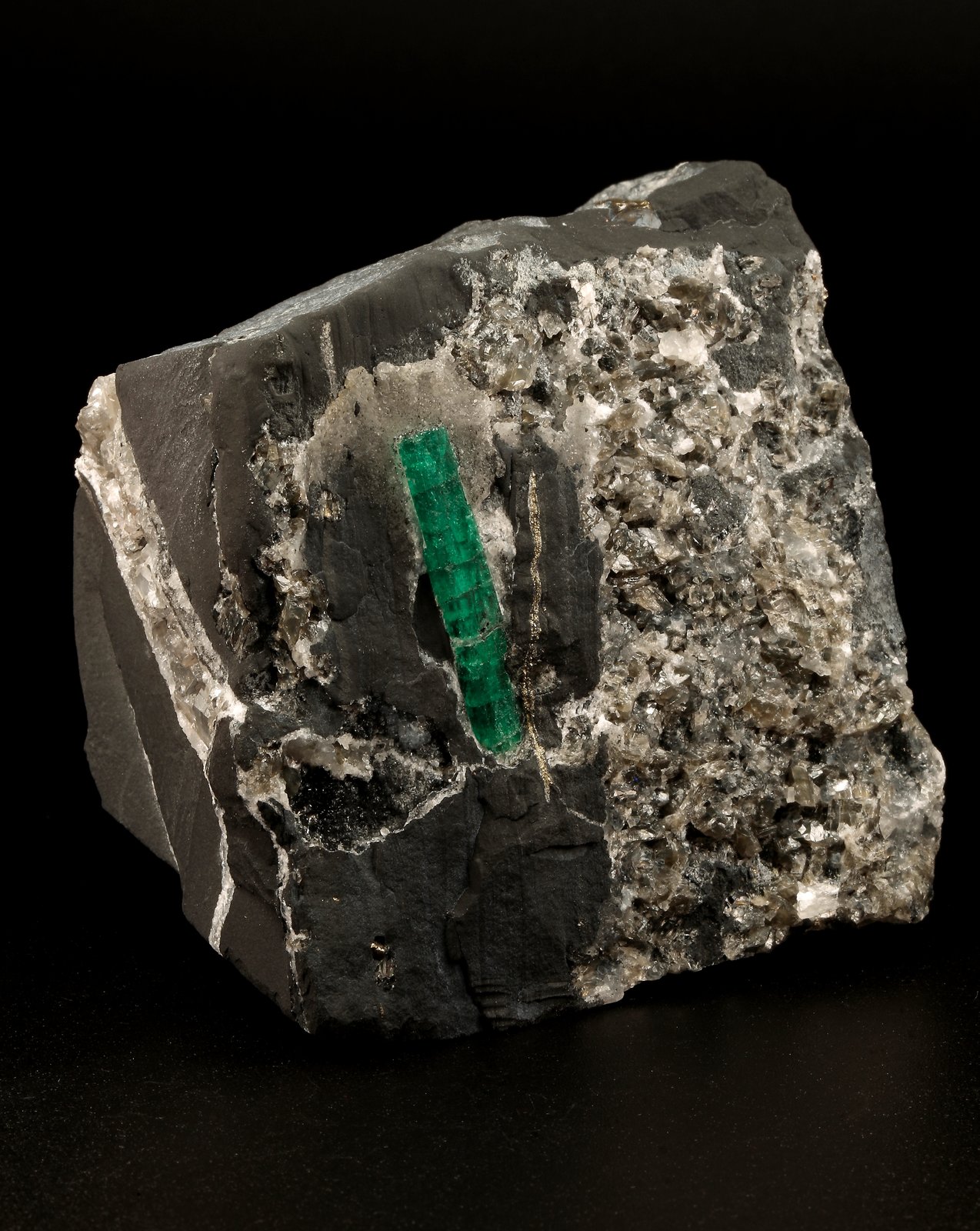 Beryl (variety emerald), Calcite, Pyrite
64x55x65mm, xl=27mm
(Autor: Fiebre Verde)