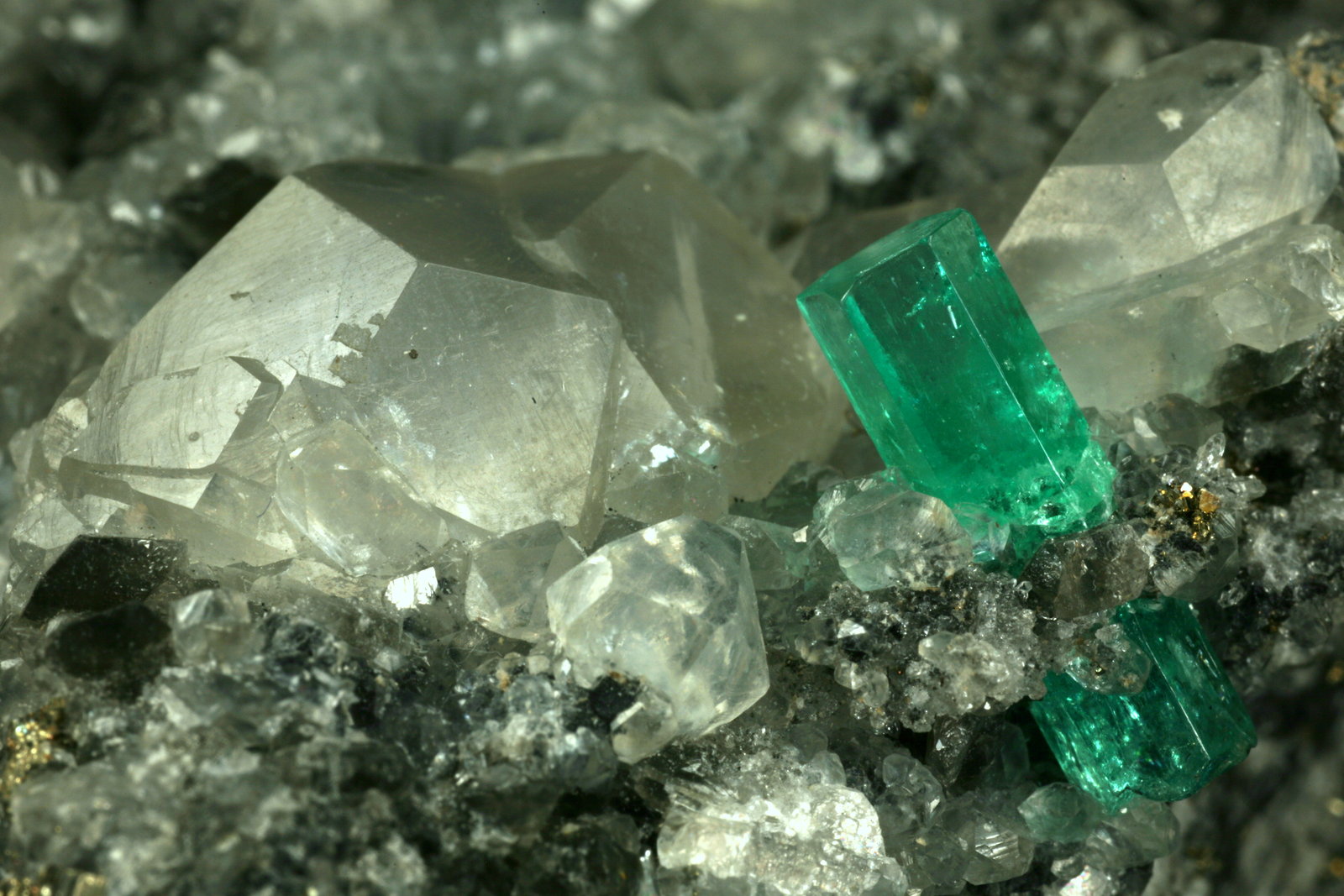 Beryl (variety emerald), Calcite, Pyrite
100x60x40mm
(Autor: Fiebre Verde)