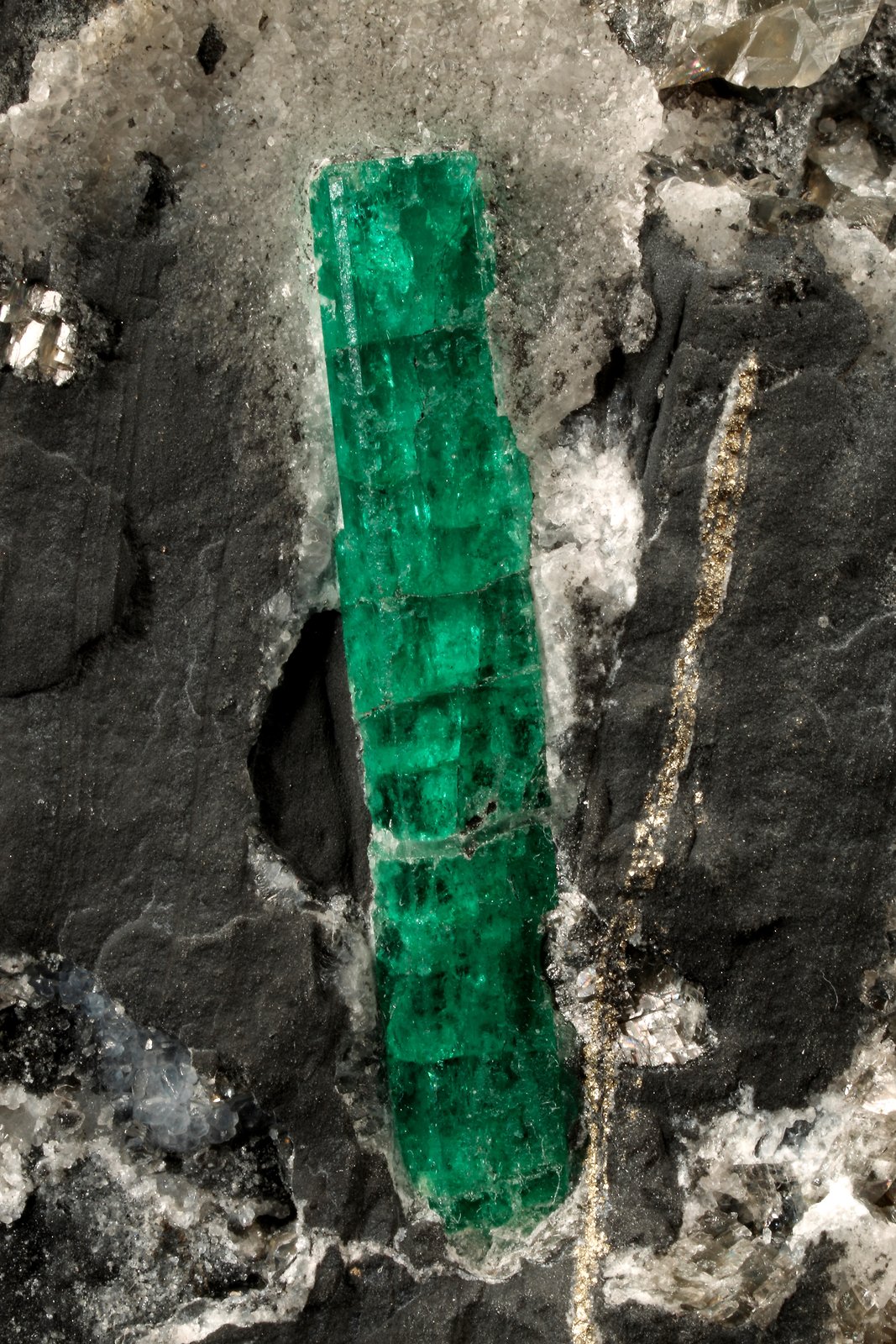 Beryl (variety emerald), Calcite, Pyrite
64x55x65mm, xl=27mm
(Autor: Fiebre Verde)