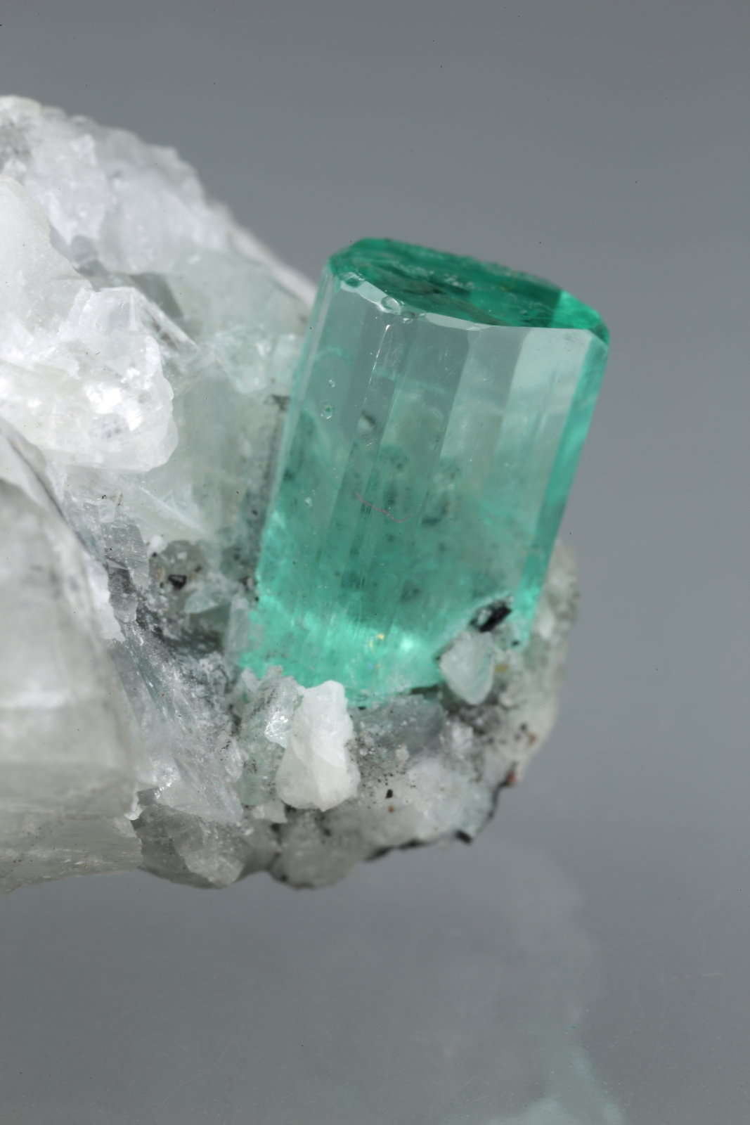Beryl (variety emerald), Calcite
42x20x18mm, xl=9mm
(Autor: Fiebre Verde)