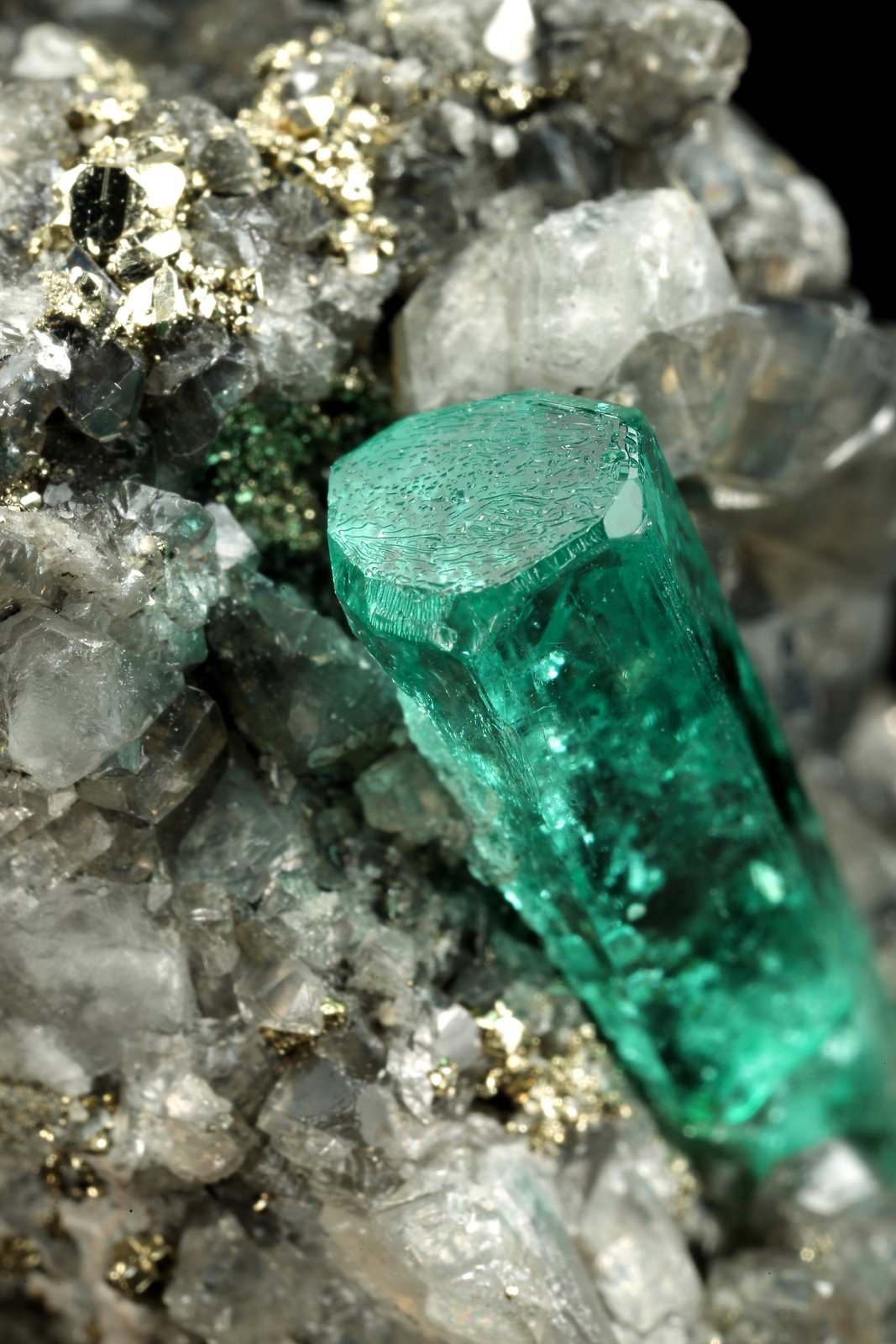 Beryl (variety emerald), Calcite, Dolomite, Pyrite
31x56x28mm, xl=19x6mm
(Autor: Fiebre Verde)