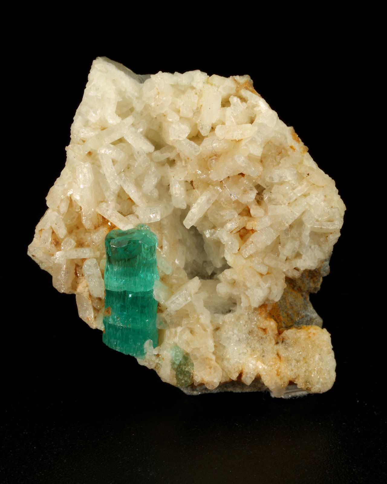 Beryl (variety emerald), Albite (variety cleavelandite)
29x31x21mm, xl=11mm
(Autor: Fiebre Verde)